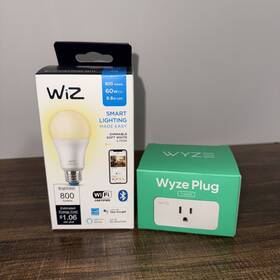 Wyze 859696007707 Plug 1-pack And Wiz Soft White Single Lightbulb Bundle